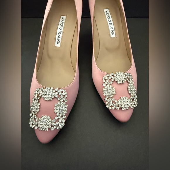 MANOLO BLANIK HANGISI SALON - Picture 2 of 7